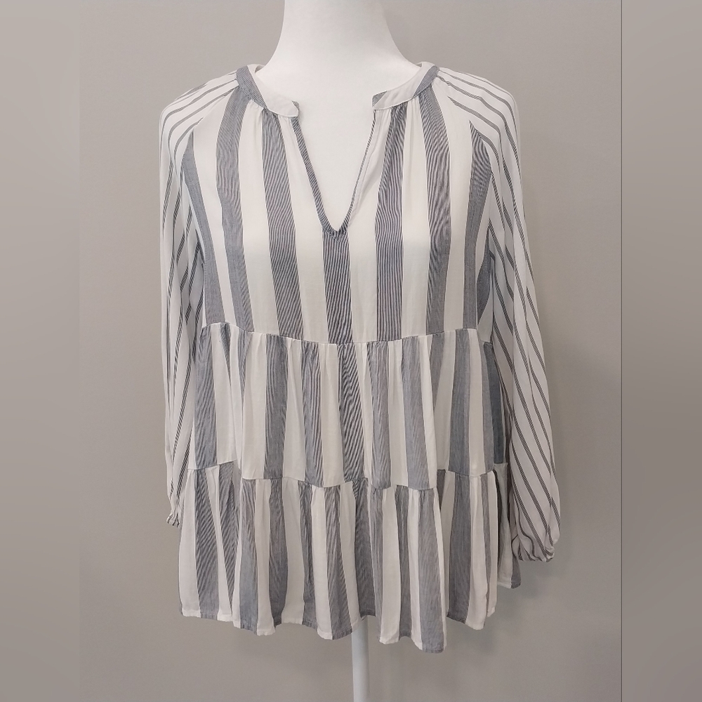 Staccato Gray and White peplum long sleeve v neck Blouse Size Small 100% Rayon